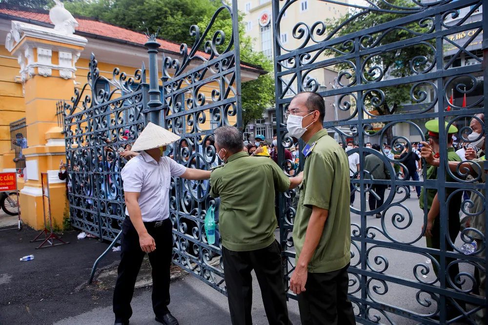 An ninh thắt chặt bên trong tòa. Khoảng hơn 9 giờ, HĐXX quyết định tạm hoãn phiên xét xử.