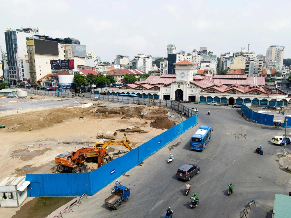 Đại diện Ban Quản lý Đường sắt đô thị cho biết tuyến metro số 1 có chiều dài 19.7 km. Hiện nay, tổng khối lượng dự án đạt 91,4%. Tuyến metro số 1 đã xây dựng cơ bản xong, một số gói thầu đang vận hành thử.