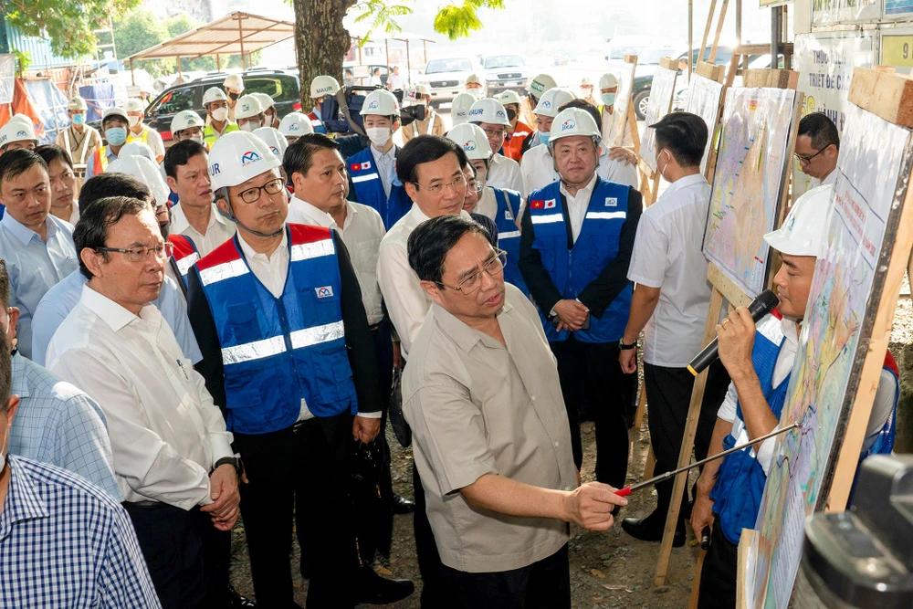 Tại đây Thủ tướng cùng đoàn công tác nghe báo cáo tiến độ dự án metro Bến Thành - Suối Tiên.
