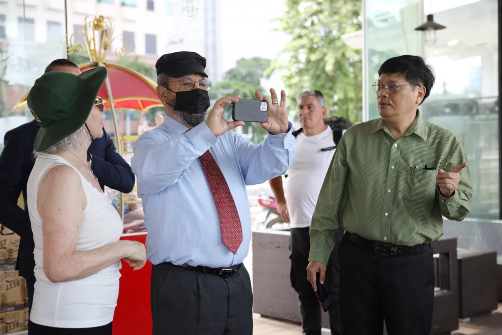 Cựu Thủ tướng Barak dùng điện thoại chụp lại mô hình thu nhỏ của tàu Amiral Latouche Tréville. Ảnh: NGUYỆT NHI