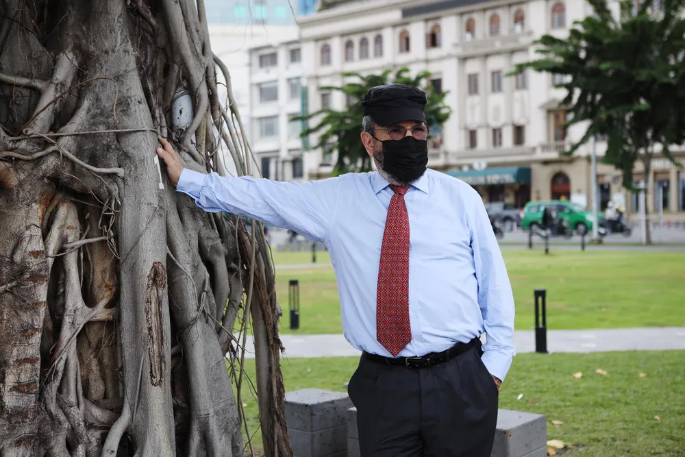 Cựu Thủ tướng và phu nhân Bà Nili Barak ấn tượng với cây cổ thụ trong khuôn viên Bến Bạch Đằng. Ảnh: NGUYỆT NHI