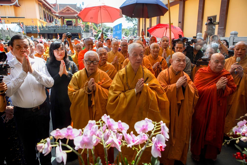 Sau phần đại lễ, các chư tăng cùng lãnh đạo thành phố tiến đến bia tưởng niệm nạn nhân đã mất vì COVID-19 để tiếp tục thắp hương và đọc kinh cầu siêu.