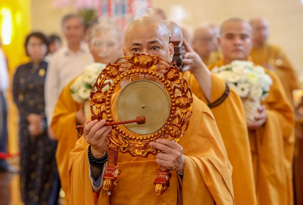 Không khí trang nghiêm trong tiếng kiềng trì, khói tỏa trầm hương.