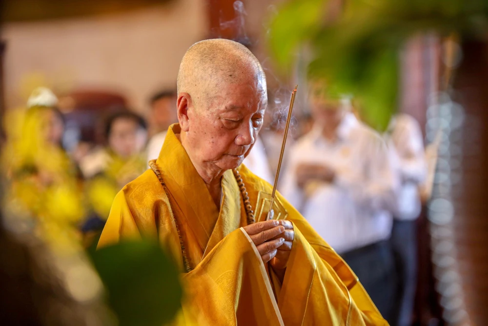 Đại lão Hòa Thượng Thích Trí Quảng lên trước áng thờ thắp hương trước bàn thờ Phật Thích Ca.