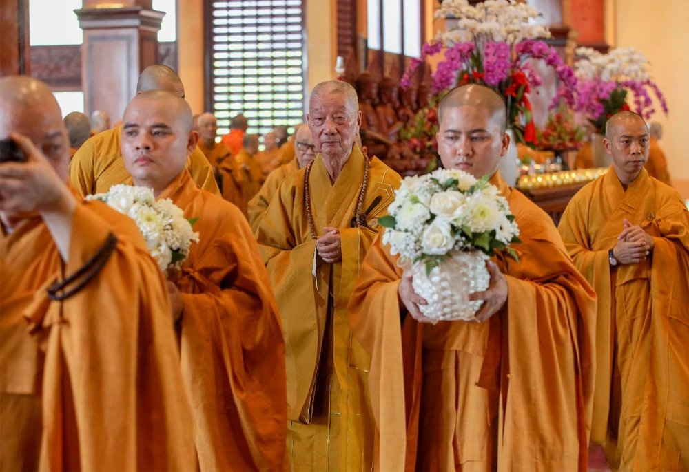 Đúng 8h, Đại lễ bắt đầu, Đại lão Hòa Thượng Thích Trí Quảng (giữa), Quyền Pháp chủ Giáo hội Phật giáo Việt Nam cùng nghi lễ mang kiềng trì và trầm hương tiến vào lễ đài.