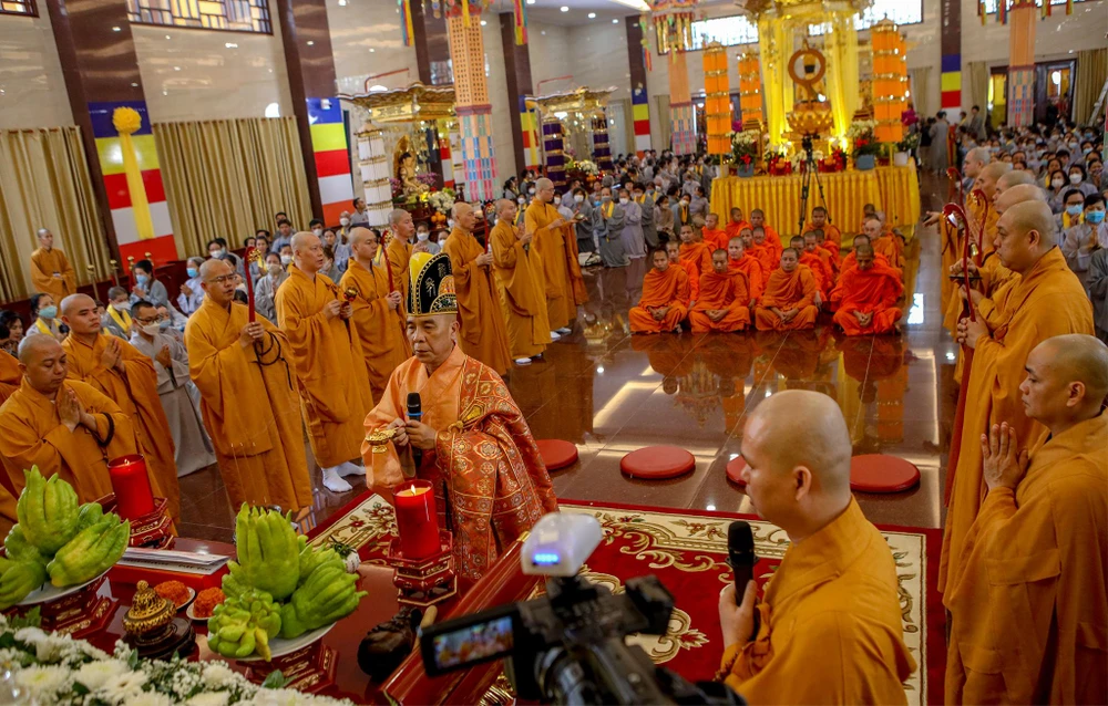 Sau phần đại lễ khai mạc là phần nghi thức tưởng niệm truyền thống được thực hiện bởi các phật tử, người thân của các nạn nhân mất vì COVID và các chư tăng.