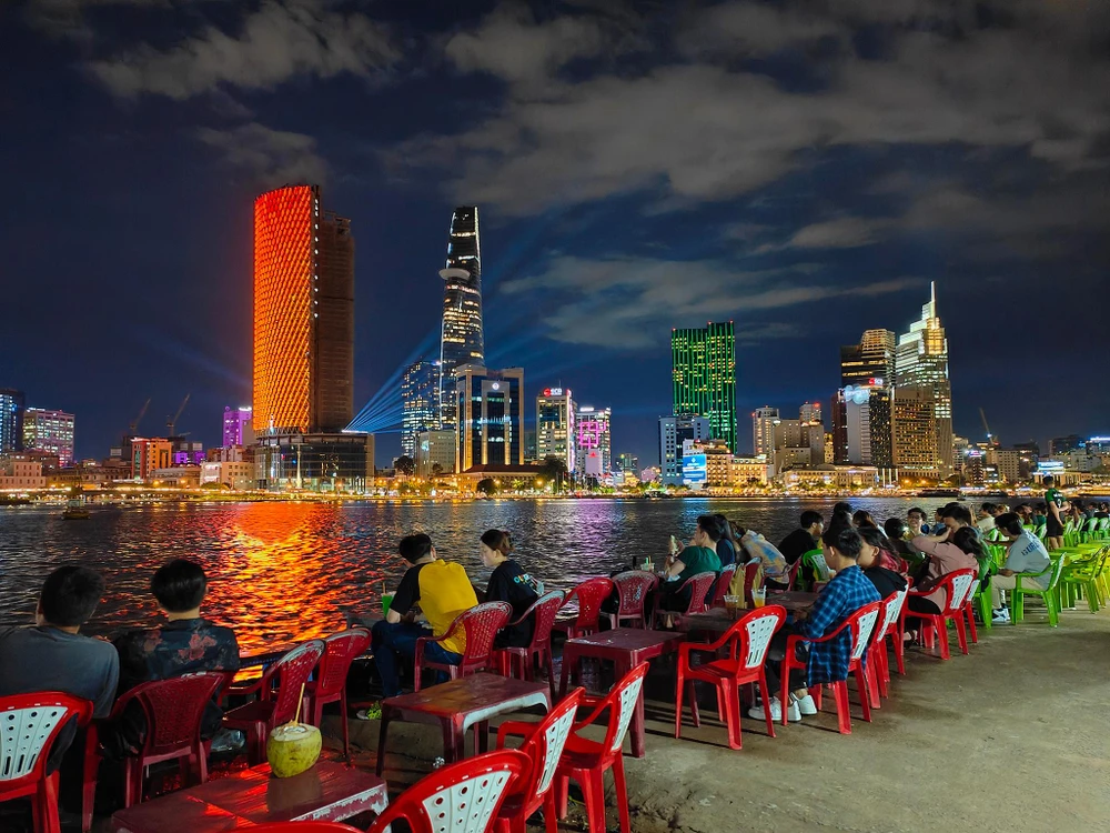 Giới trẻ thích thú khi uống cà phê, ngắm diện mạo mới của Sài Gòn.