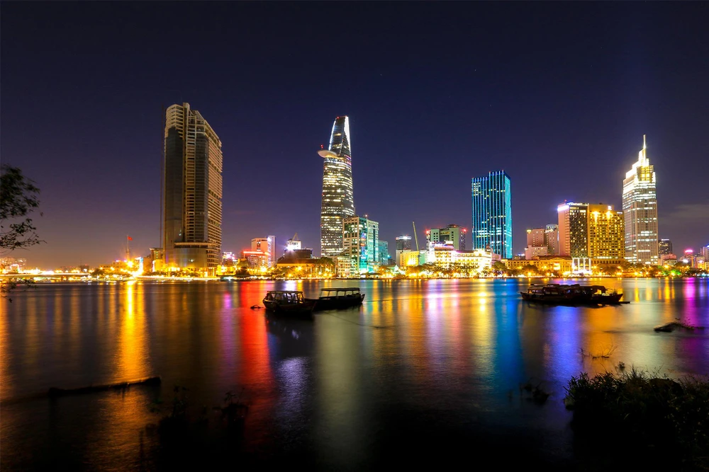 Tòa nhà thô cứng xuất hiện trong mọi góc ảnh khi chụp bên sông Sài Gòn trước đây.