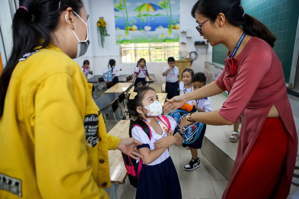 Từ sáng sớm, phụ huynh đã chở học sinh tới trường nhận lớp. Theo cô Huỳnh Thị Tuyết Hoa, hiệu trưởng trường, năm 2022 nhà trường chào đón 845 em học sinh lớp 1 với 17 lớp. Từ sáng sớm, phụ huynh đã chở học sinh tới trường nhận lớp. Theo cô Huỳnh Thị Tuyết Hoa, hiệu trưởng trường, năm 2022 nhà trường chào đón 845 em học sinh lớp 1 với 17 lớp.