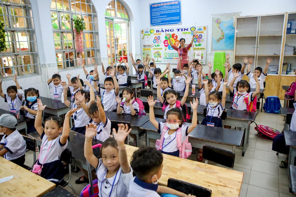 Dù học sinh của trường đông như vậy, nhưng nhà trường vẫn huy động đủ 90 giáo viên chủ nhiệm và các giáo viên bộ môn, Anh văn. Dù học sinh của trường đông như vậy, nhưng nhà trường vẫn huy động đủ 90 giáo viên chủ nhiệm và các giáo viên bộ môn, Anh văn.