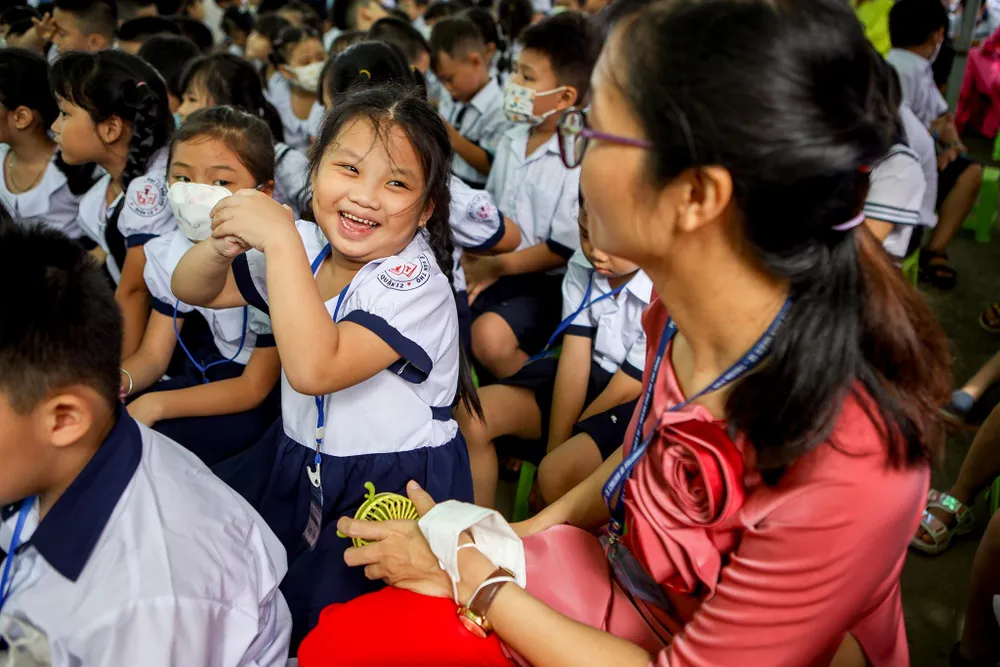 Khoảnh khắc vui vẻ của cô và trò trong ngày tựu trường. Khoảnh khắc vui vẻ của cô và trò trong ngày tựu trường.