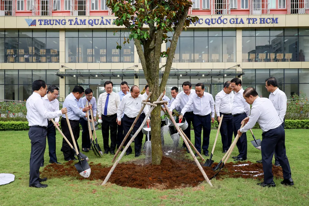 Tại đây, đoàn đại biểu đã trồng cây lưu niệm nhân dịp khai giảng năm học mới.