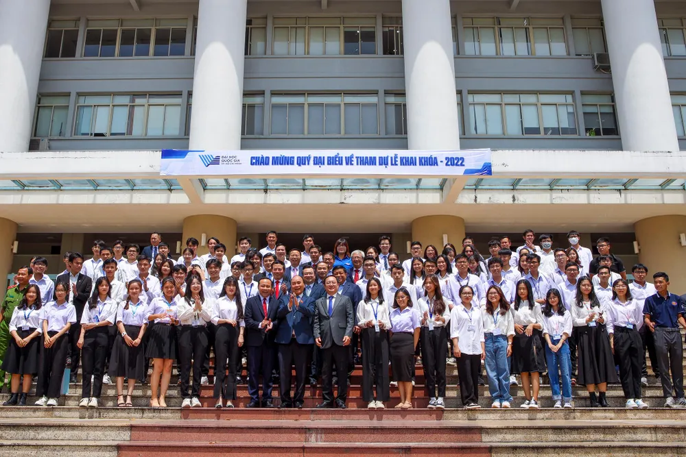 Đoàn đại biểu chụp ảnh kỷ niệm với sinh viên.