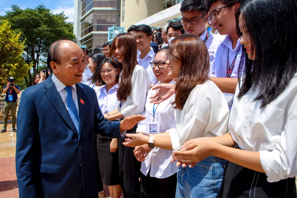 Trong không khí tưng bừng của ngày khai giảng năm học mới, các tân sinh viên tại ĐH Quốc Gia TP.HCM (ĐHQG) vui mừng đón tiếp chủ tịch nước Nguyễn Xuân Phúc đến tham dự. Tại buổi gặp gỡ, Chủ tịch nước chúc mừng và động viên các tân sinh viên ra sức học tập, cố gắng hết mình trên giảng đường đại học.
