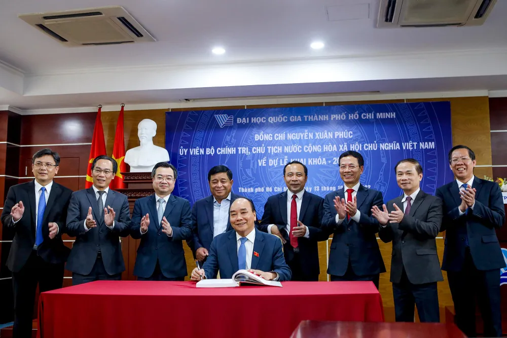 Chủ tịch nước ghi sổ lưu niệm của ĐHQG TP.HCM.