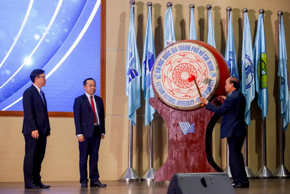 Chủ tịch nước đánh trống chào năm học mới dưới dự chứng kiến của lãnh đạo ĐHQG TP.HCM.