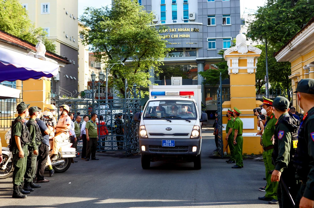 Khoảng 7 giờ 50, xe chở phạm nhân có mặt tại TAND TP.HCM.