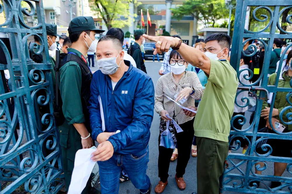 Trong sáng nay, có nhiều người đến tham dự nhưng không đăng ký trước nên đã được hướng dẫn làm thủ tục trước khi phiên tòa diễn ra.