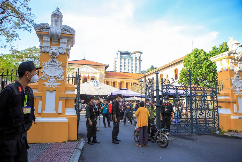 Sáng nay 8-12, phiên tòa xét xử bị cáo Nguyễn Thái Luyện, Chủ tịch HĐQT kiêm Tổng Giám đốc điều hành Công ty CP Địa ốc Alibaba và 22 đồng phạm về tội “lừa đảo chiếm đoạt tài sản” và “rửa tiền” được diễn ra tại TAND TP.HCM.