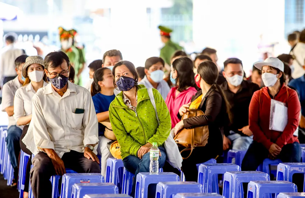 Người dân liên quan trong vụ án lắng nghe phiên tòa, sẵn sàng trao đổi khi chủ tọa phiên tòa gọi tên.