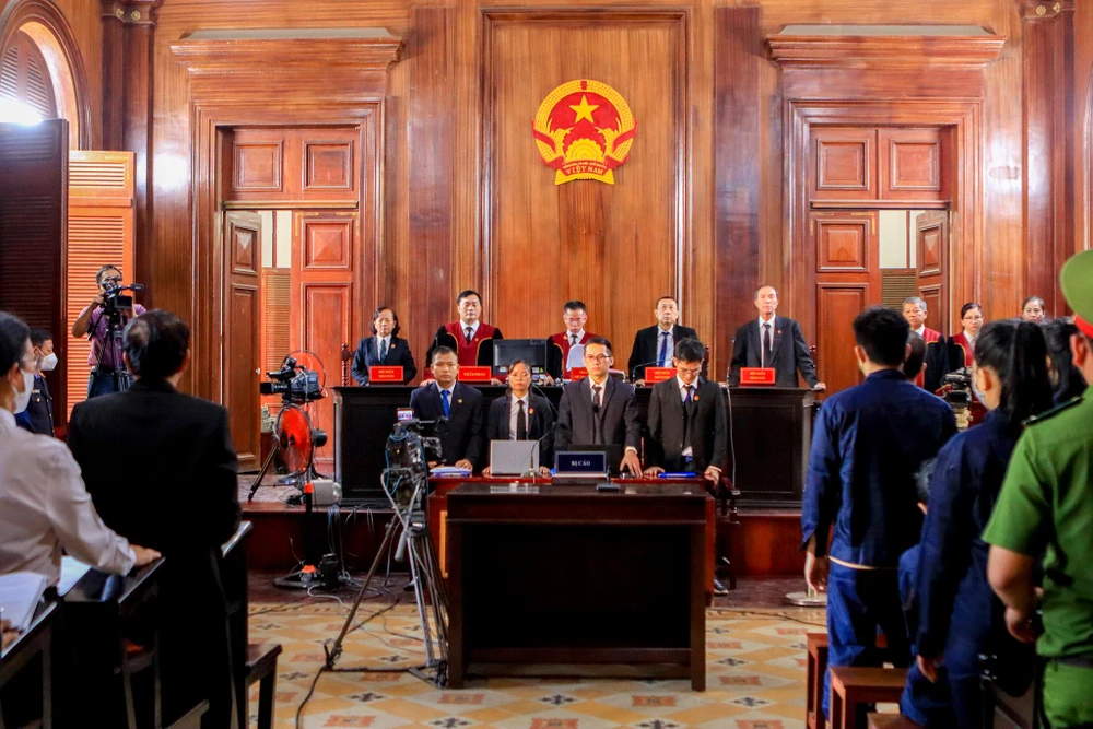 Đúng 8g30, HĐXX bắt đầu công bố quyết định đưa vụ án ra xét xử.