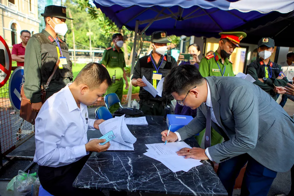 Lực lượng chức năng kiểm tra các giấy tờ liên quan của các luật sư. Trong vụ án này có gần 40 luật sư tham gia bào chữa cho các bị cáo, bốn luật sư bảo vệ quyền và lợi ích hợp pháp cho các bị hại.