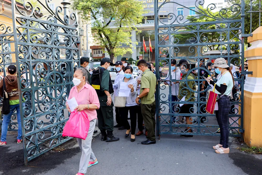 Theo cáo trạng, trong vụ án này người bị hại được xác định là 3896 bị hại; người có quyền lợi và nghĩa vụ liên quan là 100 người.