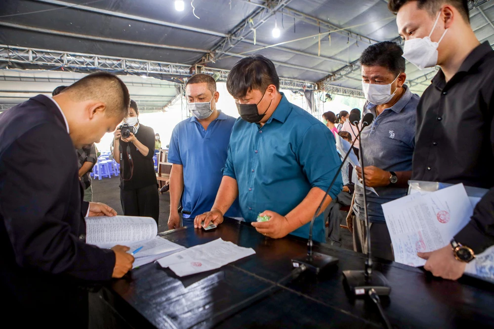 Thư ký phiên toàn kiểm tra thông tin người dân. Để tránh quá tải, tòa chỉ triệu tập bị hại từng đợt một, theo từng dự án chia ra trong nhiều ngày.
