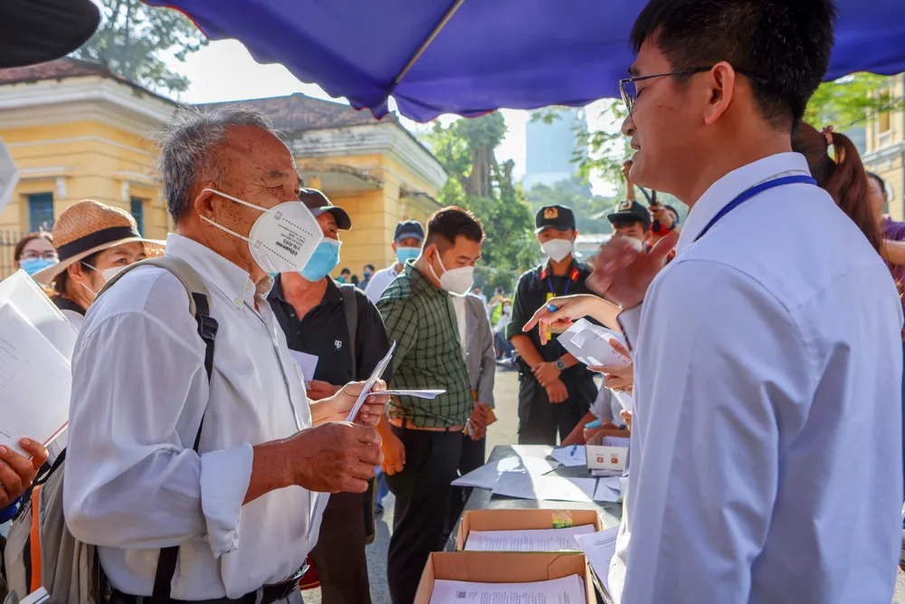 Ông Vĩ (bìa trái) có mặt từ sáng sớm để được dự phiên tòa Ông Vĩ (bìa trái) có mặt từ sáng sớm để được dự phiên tòa