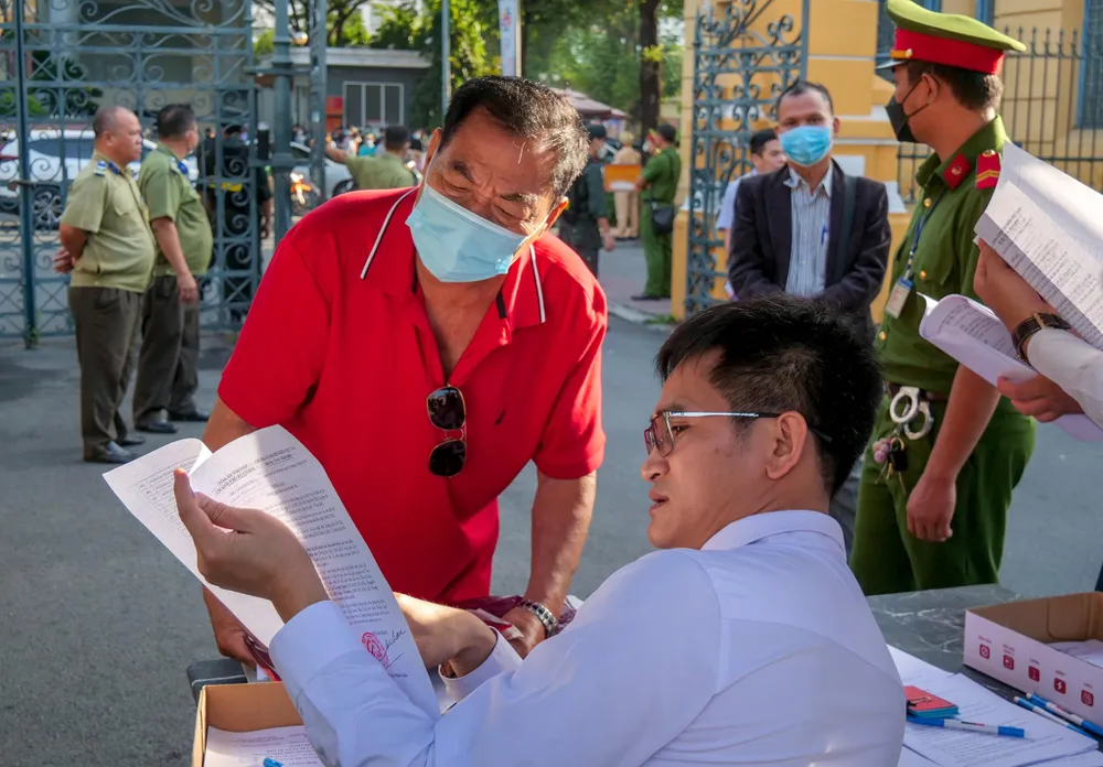 Ông Trịnh Đình Thống nghe hướng dẫn của lực lượng chức năng về ngày tham dự phiên tòa. Ông Trịnh Đình Thống nghe hướng dẫn của lực lượng chức năng về ngày tham dự phiên tòa.