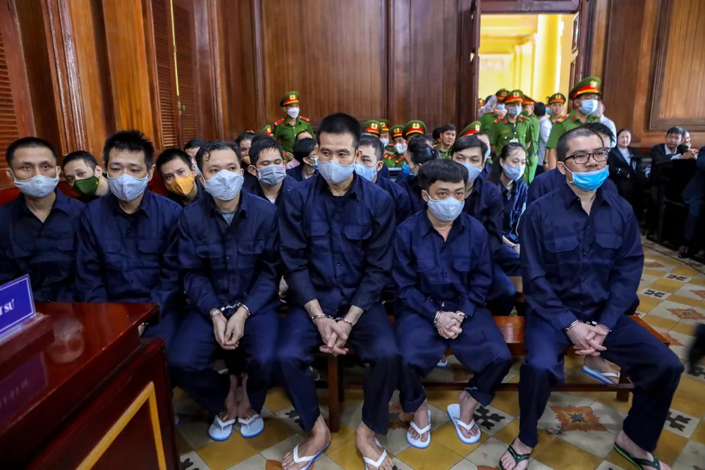 Bị cáo Nguyễn Thái Luyện (bìa phải, đeo kính), Chủ tịch HĐQT kiêm Tổng Giám đốc điều hành Công ty CP Địa ốc Alibaba và các đồng phạm hầu tòa. Bị cáo Nguyễn Thái Luyện (bìa phải, đeo kính), Chủ tịch HĐQT kiêm Tổng Giám đốc điều hành Công ty CP Địa ốc Alibaba và các đồng phạm hầu tòa.