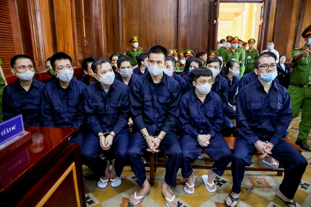 Hơn 8 giờ, bị cáo Nguyễn Thái Luyện, Nguyễn Thái Lĩnh (Tổng Giám đốc Cty Địa ốc Alibaba, em ruột Luyện), Nguyễn Thái Lực (em trai của Luyện và Lĩnh), Võ Thị Thanh Mai (vợ bị cáo Luyện) cùng các bị cáo khác được áp giải vào phiên tòa.