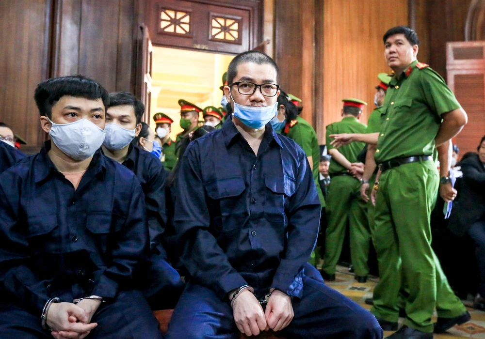 Kế bên Nguyễn Thái Luyện là đồng phạm Nguyễn Thái Lực (em trai của của bị cáo Luyện).