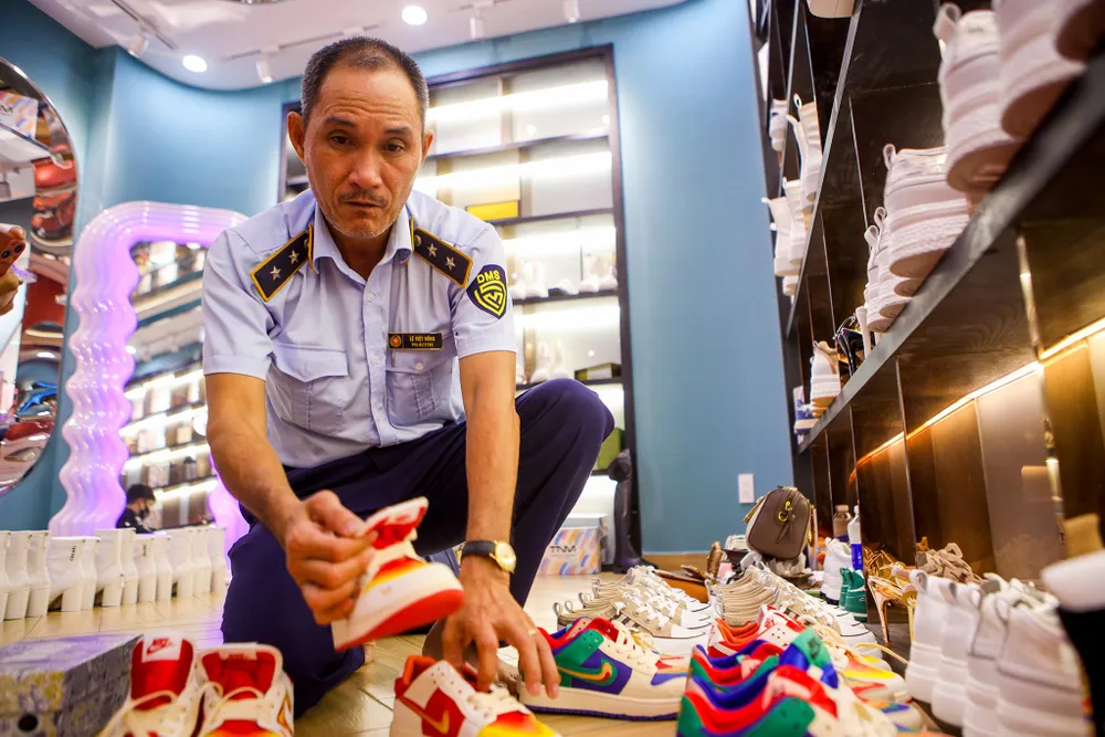 Lực lượng quản lý thị trường kiểm tra các mẫu giày dép gắn thương hiệu nổi tiếng.