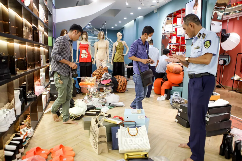 Cán bộ Quản lý thị trường kiểm tra hàng hóa tại cửa hàng Trang Nemo.