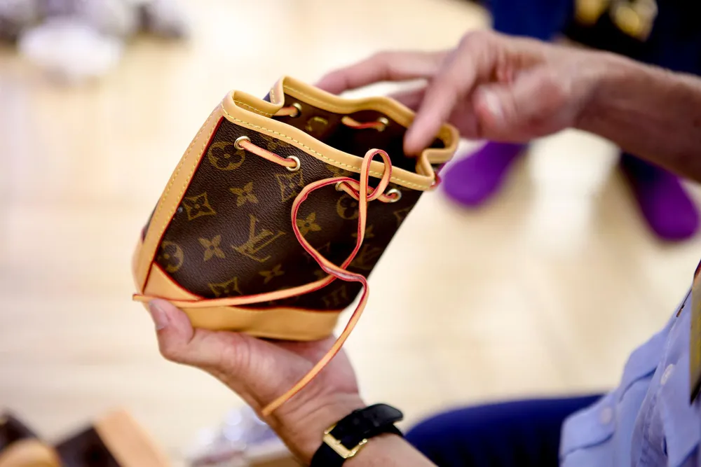 Một số túi xách tại cửa hàng không in xuất xứ.