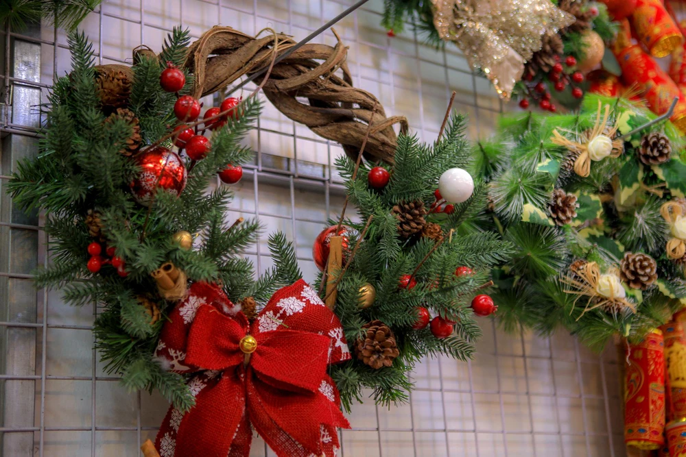 Vòng gỗ nguyệt quế là sản phẩm thu hút khách nhất năm nay. Một chiếc vòng có giá từ 800.000 đồng tùy loại.