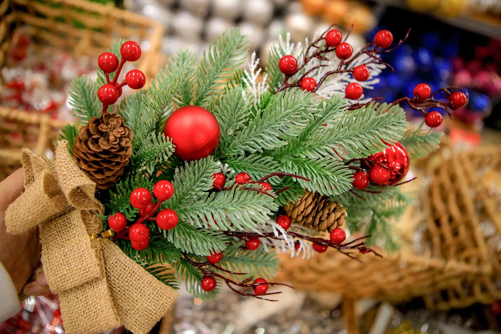 Cành thông trang trí có giá từ 200 ngàn đồng.