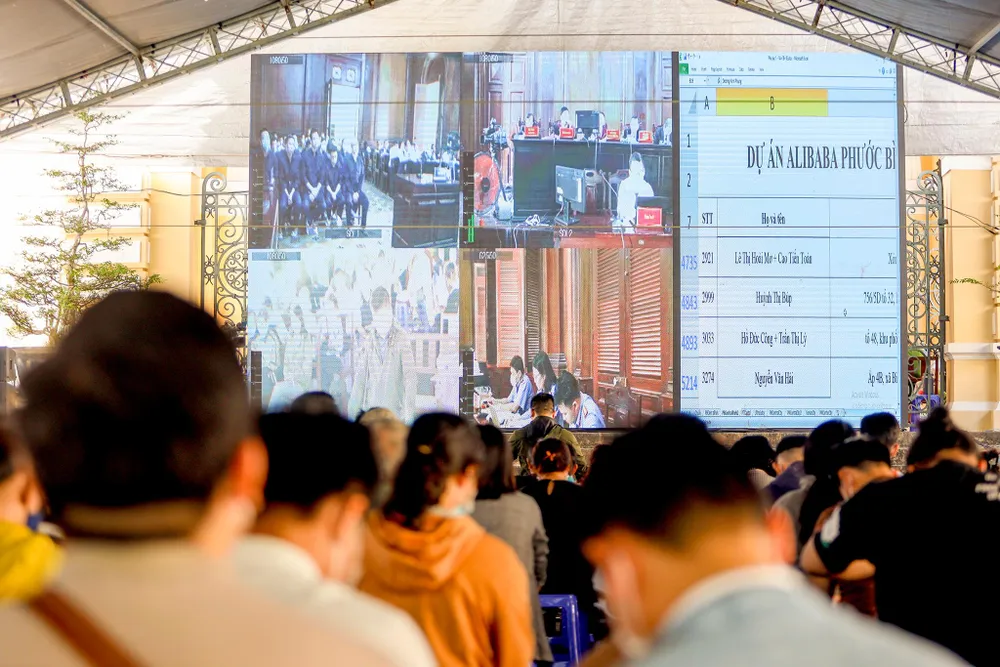 HĐXX đã tuyên trả lại đất cho 58 người được xác định là người có quyền lợi và nghĩa vụ liên quan trong vụ án. Ảnh: NGUYỆT NHI