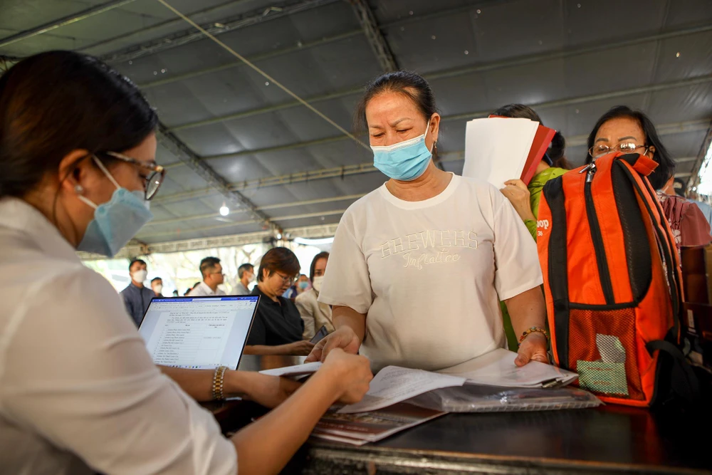 Thư ký tòa đối chiếu các tài liệu chứng cứ bị hại cung cấp.