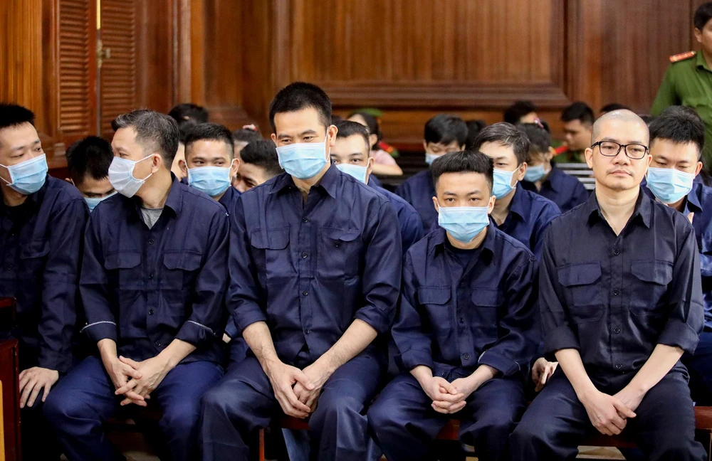 Nguyễn Thái Luyện (đeo kính, Chủ tịch HĐQT kiêm Tổng Giám đốc Công ty cổ phần địa ốc Alibaba) cùng 22 đồng phạm hầu tòa sáng ngày 12-12.