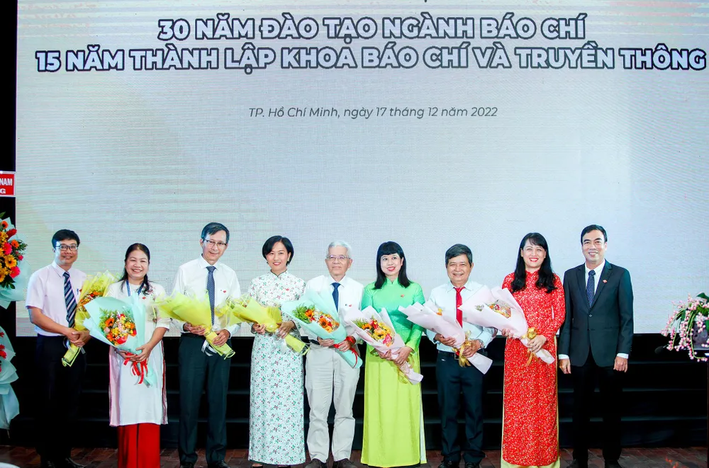 Thầy cô dẫn dắt khoa BC&TT nhận hoa tri ân trong lễ kỷ niệm. Thầy cô dẫn dắt khoa BC&TT nhận hoa tri ân trong lễ kỷ niệm.