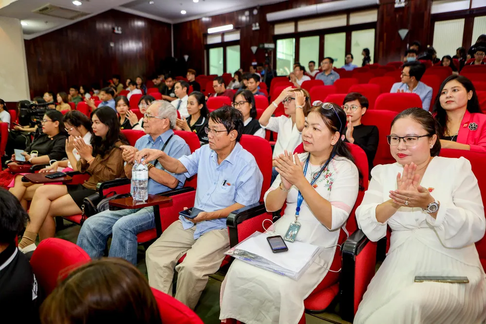Giảng viên, sinh viên tham gia lễ kỷ niệm Giảng viên, sinh viên tham gia lễ kỷ niệm