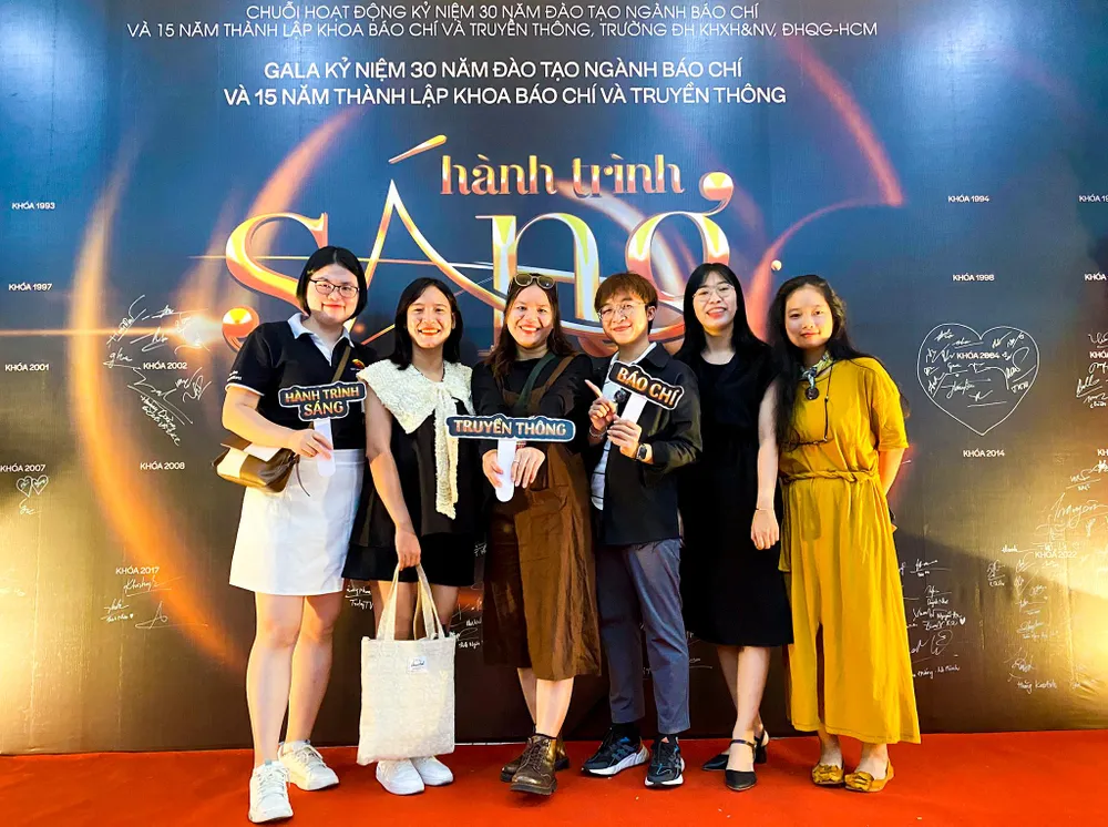 Sinh viên các khóa chụp ảnh kỷ niệm trong chuỗi sự kiện. Sinh viên các khóa chụp ảnh kỷ niệm trong chuỗi sự kiện.