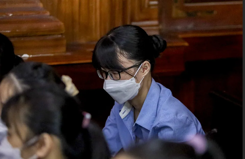 Bị cáo Huỳnh Thị Kim Thắng (kế toán của Công ty Alibaba) bị tuyên phạt 3 năm tù nhưng cho hưởng án treo về tội rửa tiền. Ảnh: NGUYỆT NHI