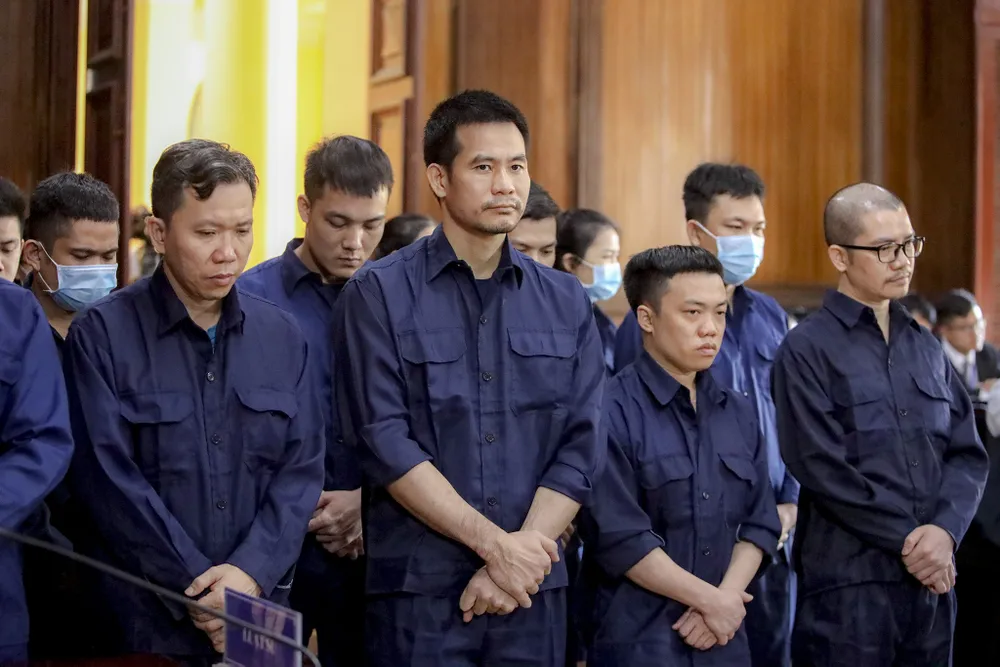 Các bị cáo nghe HĐXX đọc cáo trạng.