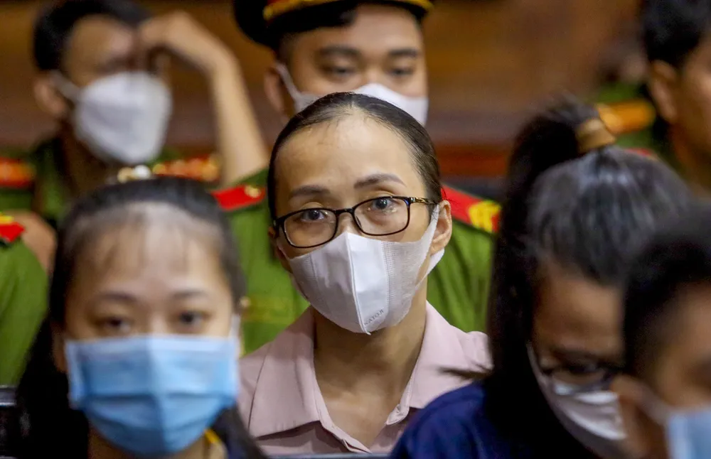 Bị cáo Võ Thị Thanh Mai (Vợ bị cáo Luyện) nhận mức án 20 năm tù về tội lừa đảo chiếm đoạt tài sản và 12 năm tù về tội rửa tiền, tổng hình phạt 30 năm tù.