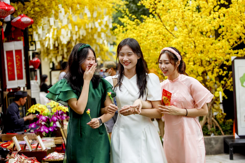 Từ sáng sớm đã có đông bạn trẻ đến đây tạo dáng chụp ảnh ở những tiểu cảnh.