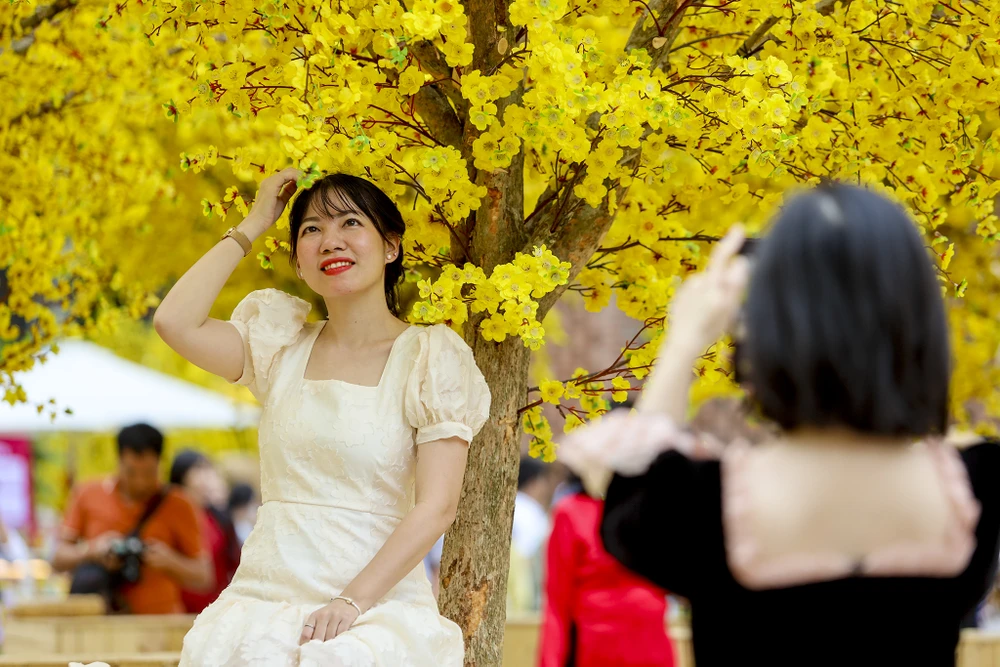 Dự kiến, đến cuối tuần, Lễ hội Tết Việt sẽ đón lượng lớn khách đến tham quan, chụp ảnh.