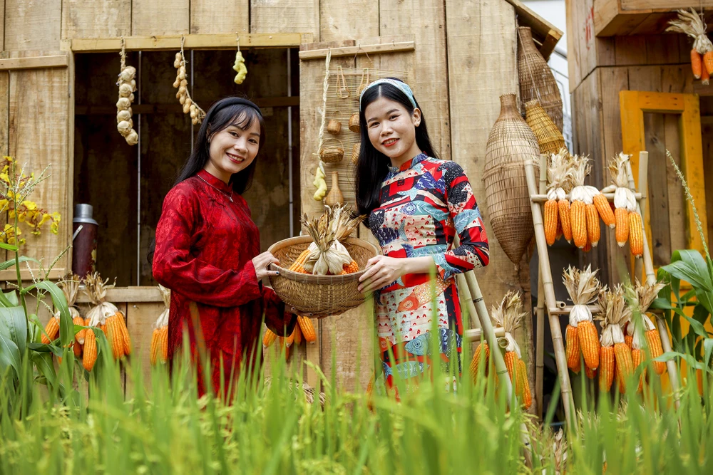 Ngọc Sen (phải) cùng bạn chụp ảnh trong tiểu cảnh lúa và khoai.